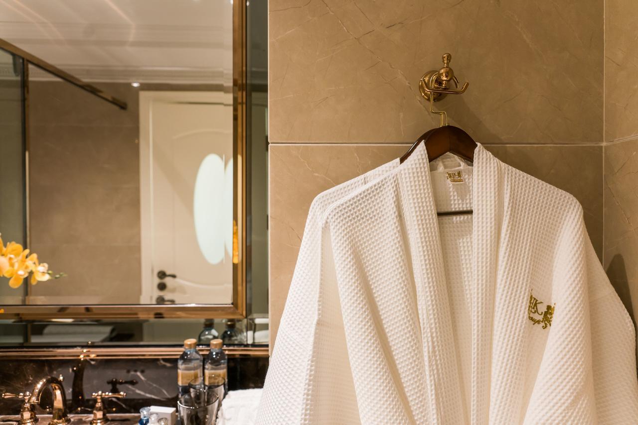 Lk Emerald Beach - Sha Extra Plus Паттая Екстер'єр фото A bathrobe