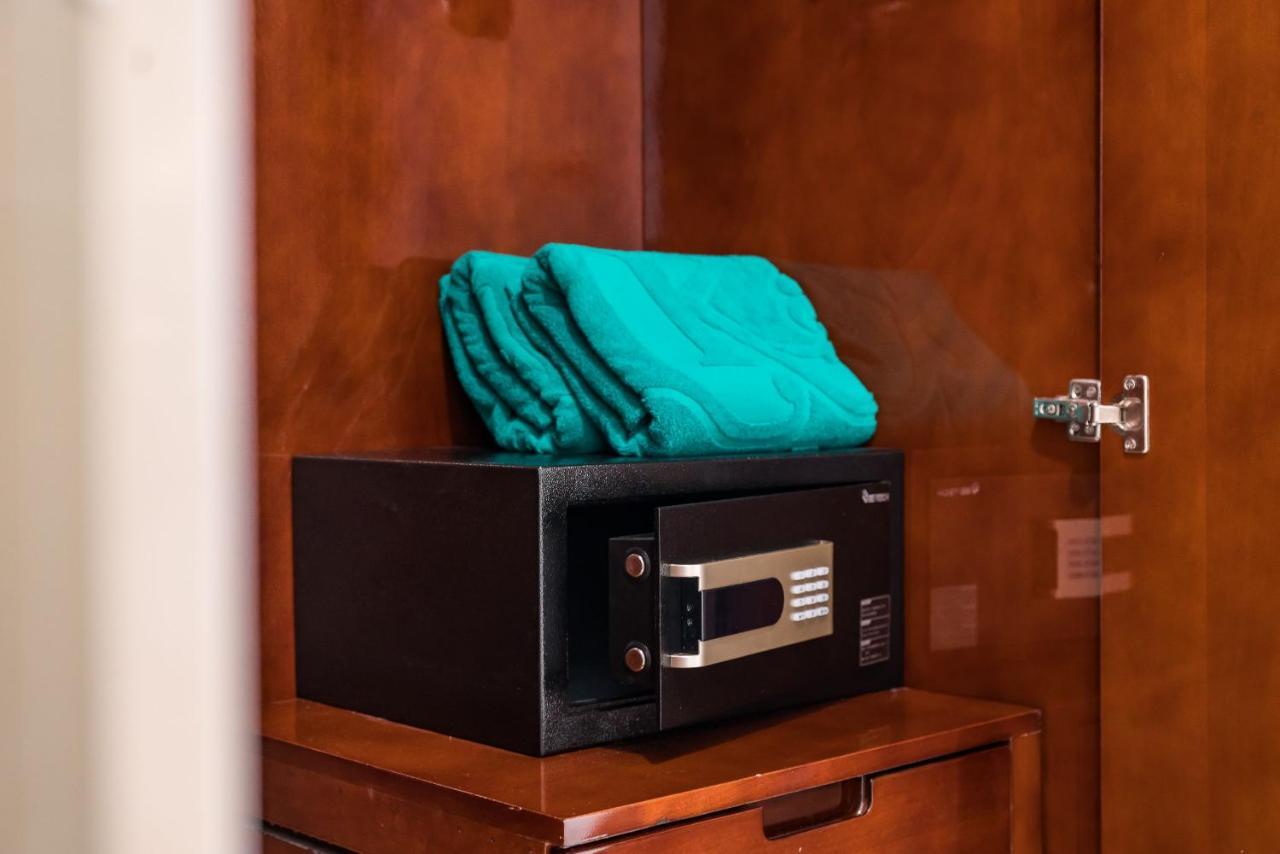Lk Emerald Beach - Sha Extra Plus Паттая Екстер'єр фото A safe in a hotel room