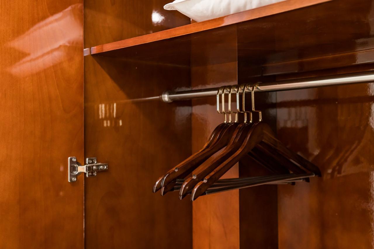 Lk Emerald Beach - Sha Extra Plus Паттая Екстер'єр фото A wardrobe with a clothes rail