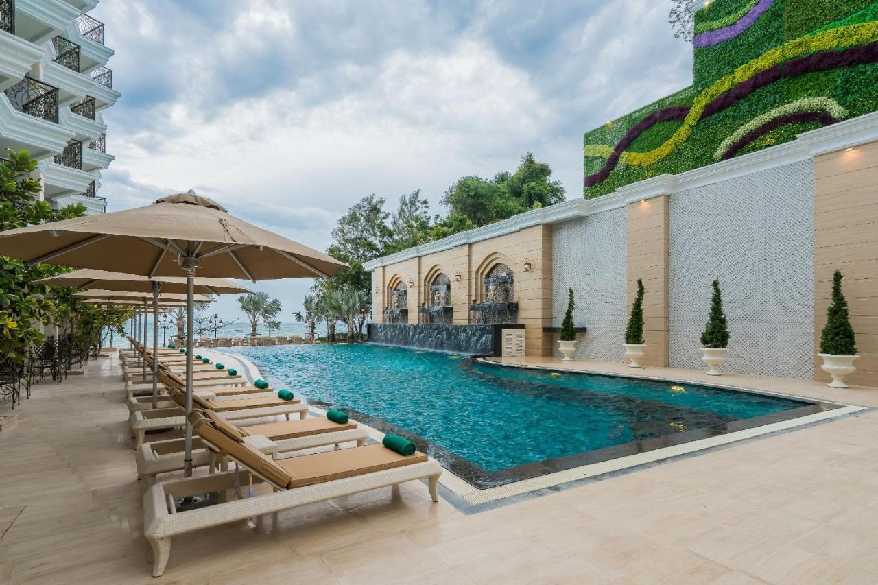 Lk Emerald Beach - Sha Extra Plus Паттая Екстер'єр фото The swimming pool at The Royal