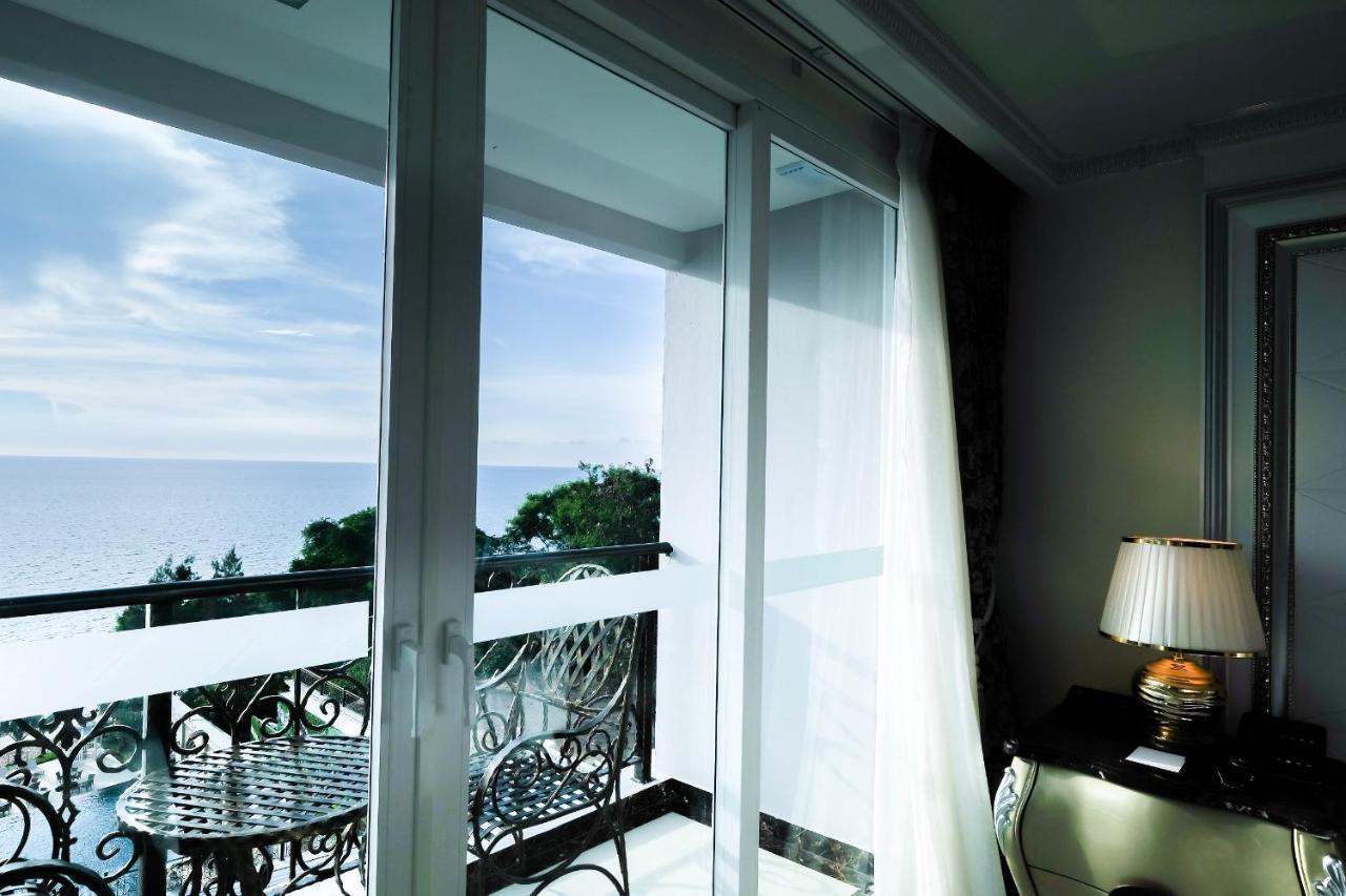 Lk Emerald Beach - Sha Extra Plus Паттая Екстер'єр фото A window with a roller blind